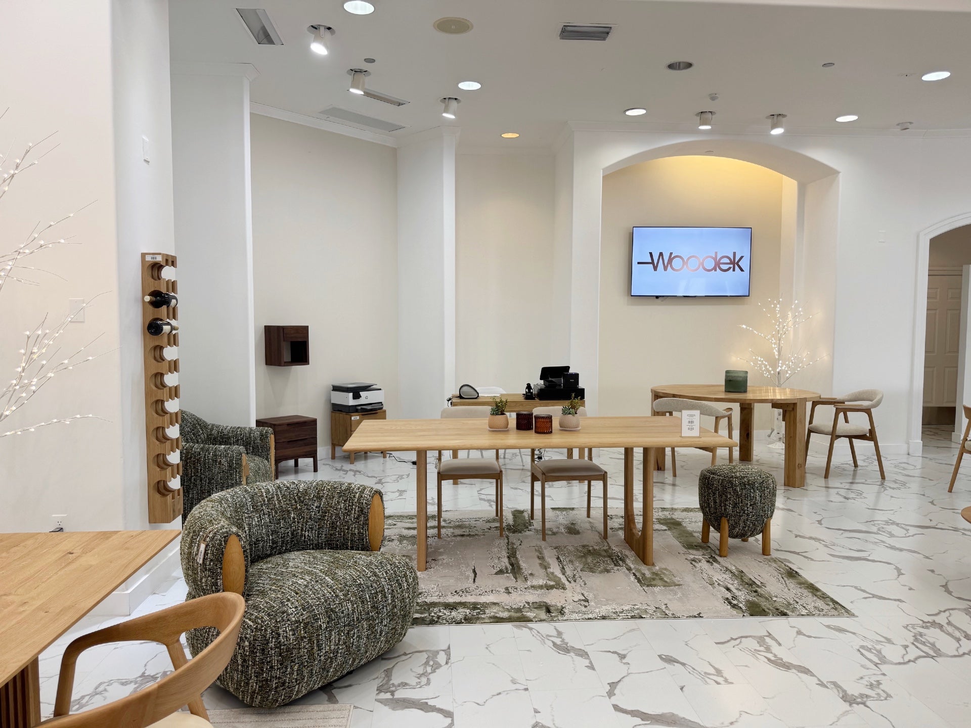 Modern green swivel lounge chair with wooden detailing and 360-degree rotation