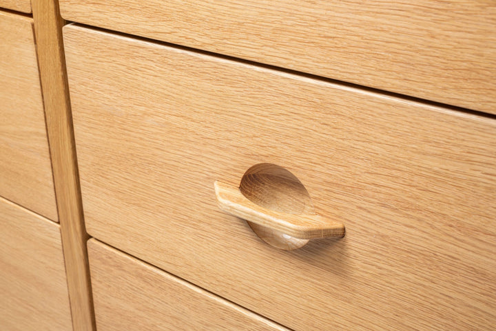 Oak chest of drawers Elin, featuring oak handles