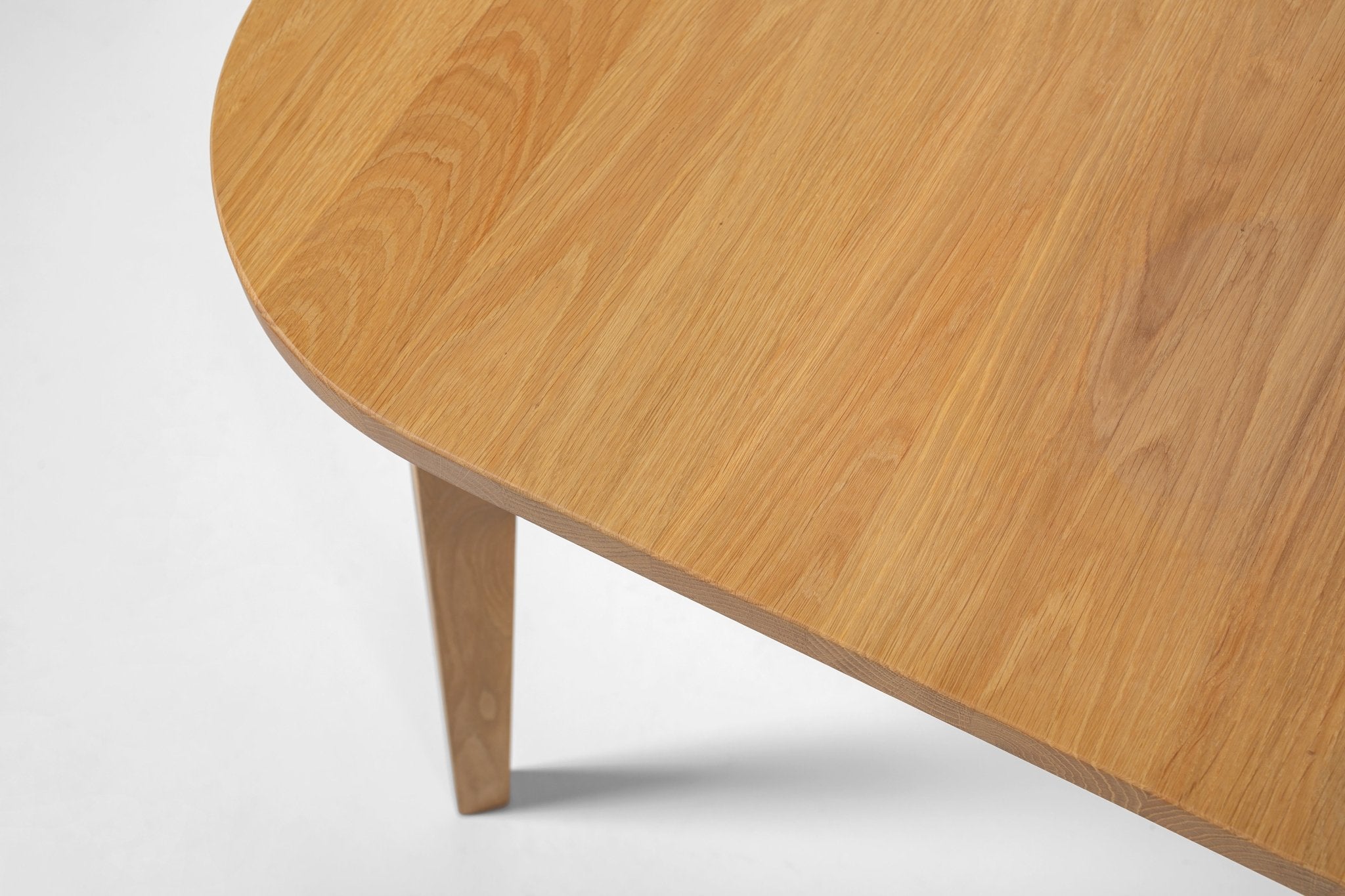 BERG Extendable Dining Table – Handcrafted Solid Oak Hardwood close-up of rounded corner and smooth natural oak surface, gallery position 1 file KH_6053
