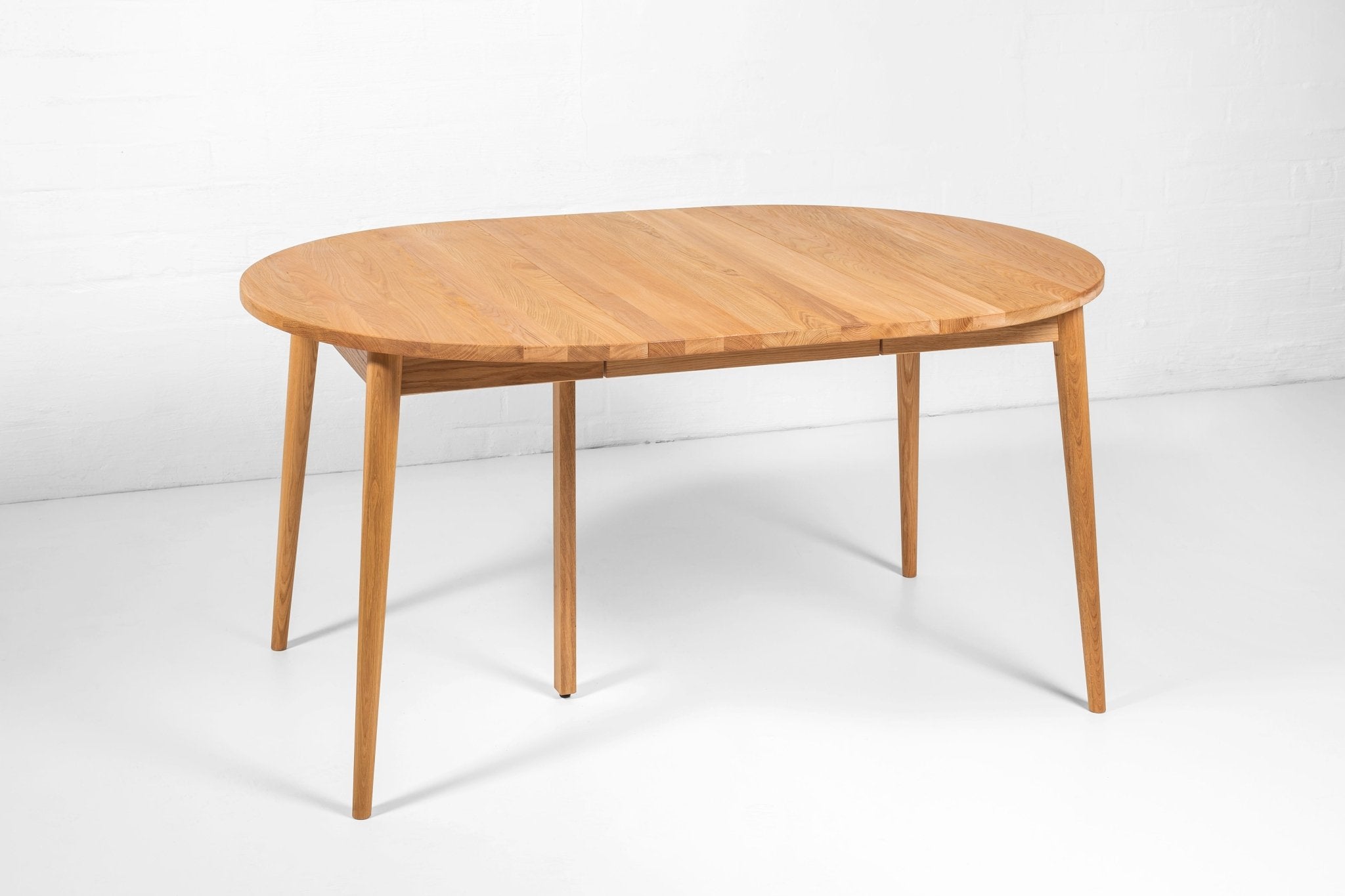 BO Round Extendable Dining Table – Handcrafted Solid Oak Hardwood with smooth natural finish and tapered legs, gallery position 1 file KH_6086.jpg