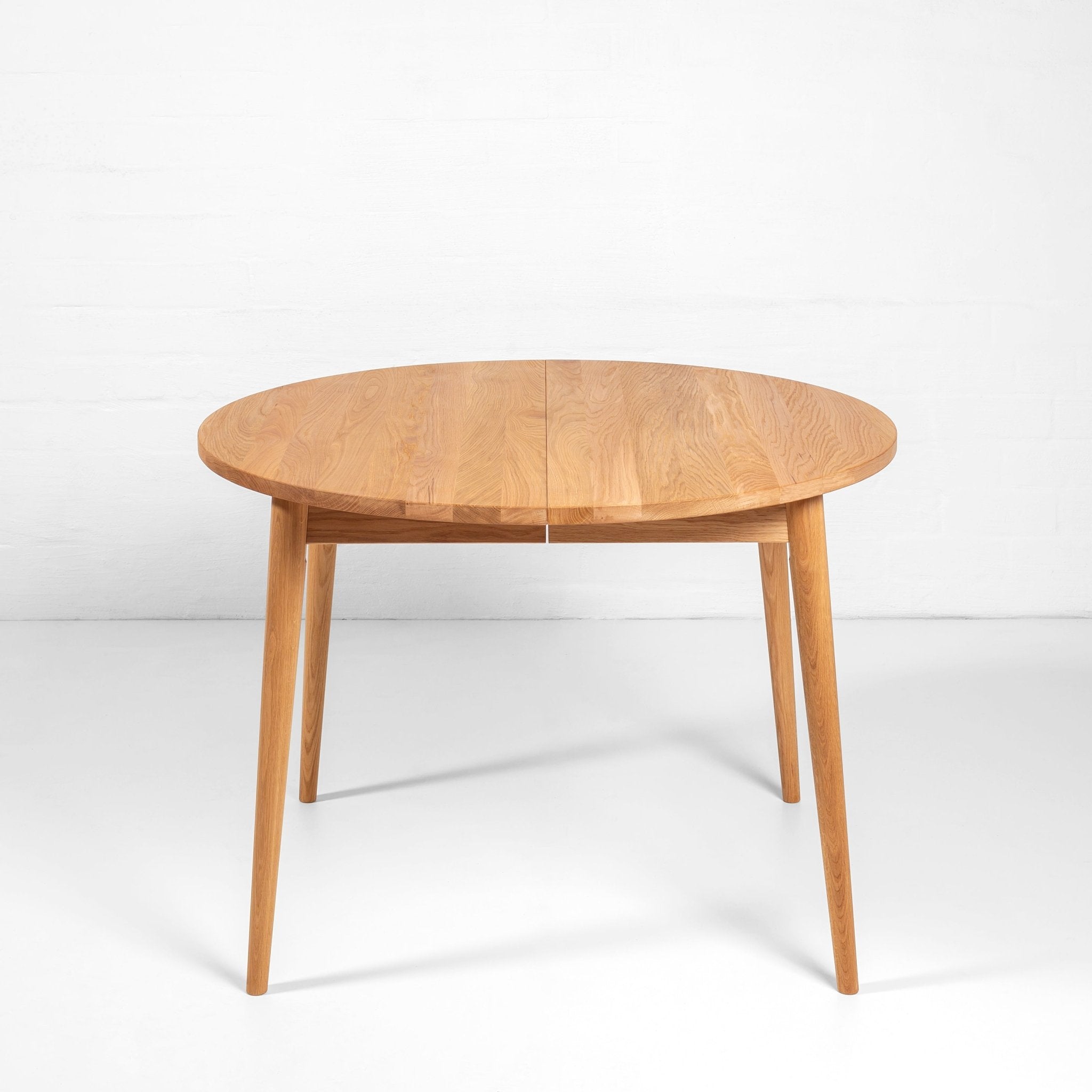 BO Round Extendable Dining Table – Handcrafted Solid Oak Hardwood with natural finish and tapered legs in gallery position 1 file KH_6090.jpg