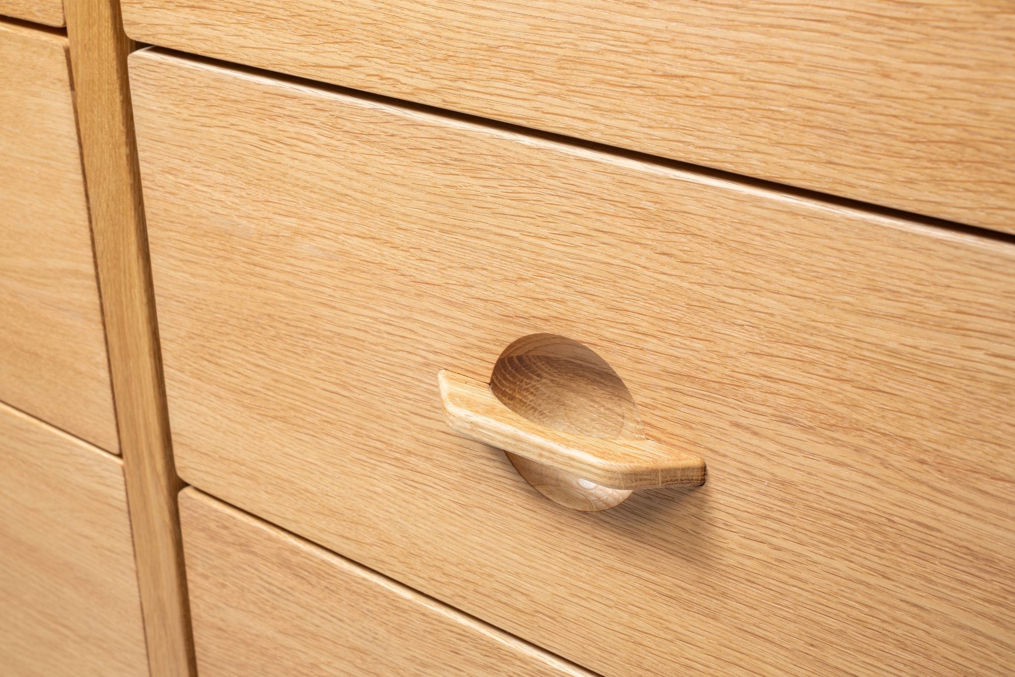 Oak chest of drawers Elin, featuring oak handles