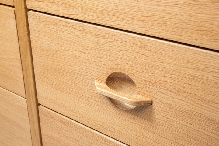 Oak chest of drawers Elin, featuring oak handles