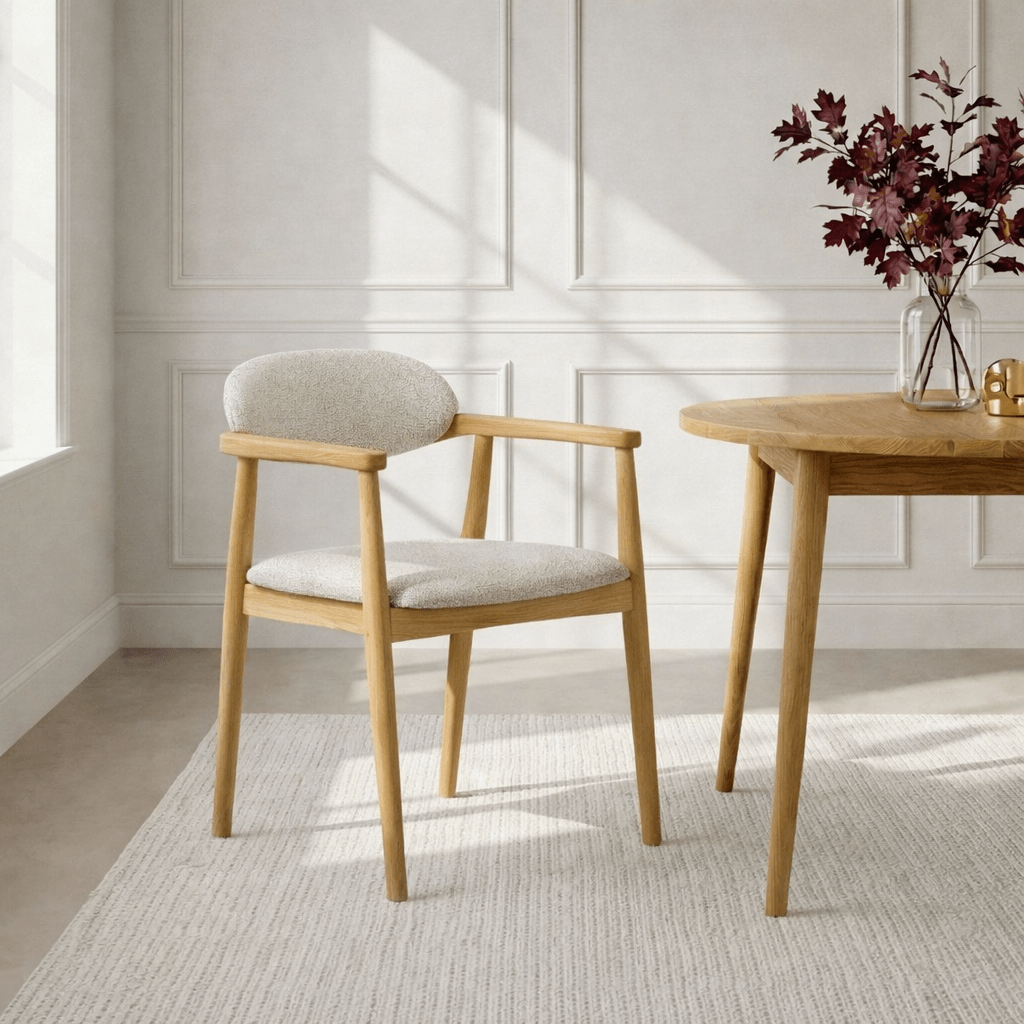 Elv– Elegant Oak Dining Chair with gently curved natural oak frame and light textured upholstered seat, minimalist Scandinavian design, gallery position 1