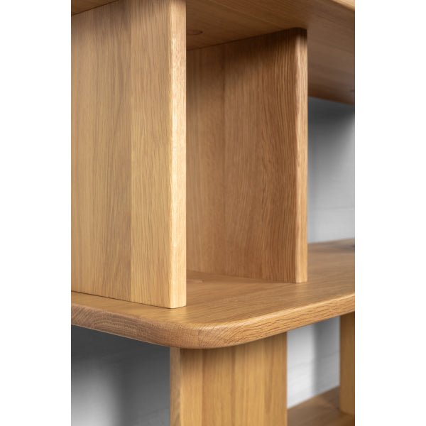 Franz Oak Bookshelf 35 close-up on solid oak vertical divider and smooth rounded edges in minimalist Scandinavian solid wood design Raamaturiiul-Franz-3.webp