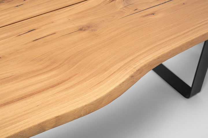 Oaken Dining Table – Handcrafted Solid Oak Hardwood close-up of live edge detail and smooth natural oak grain, black metal leg visible, file KH_6034.jpg
