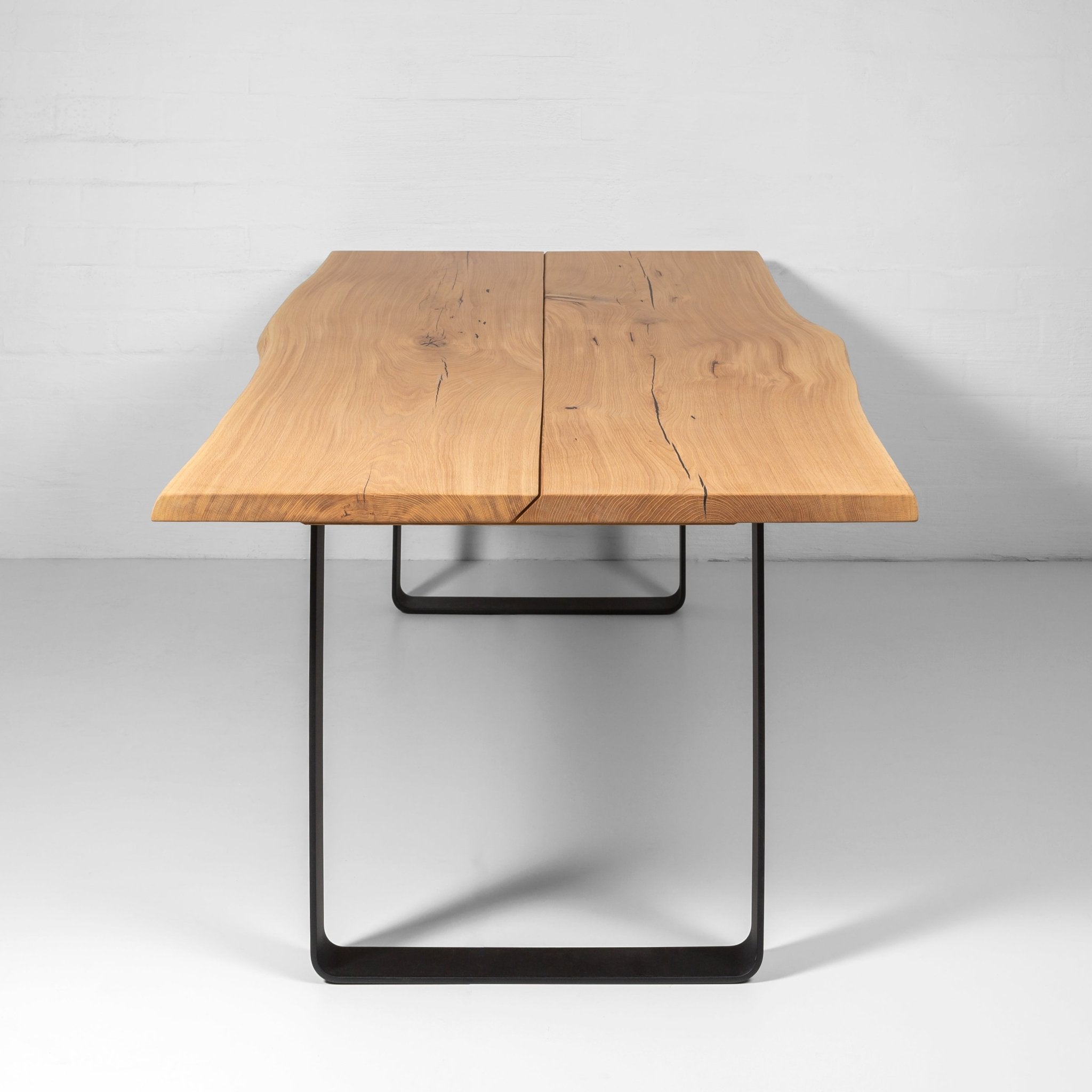 Oaken Dining Table – Handcrafted Solid Oak Hardwood with natural edge and slim black metal legs in minimalist Scandinavian style, file KH_6015.jpg