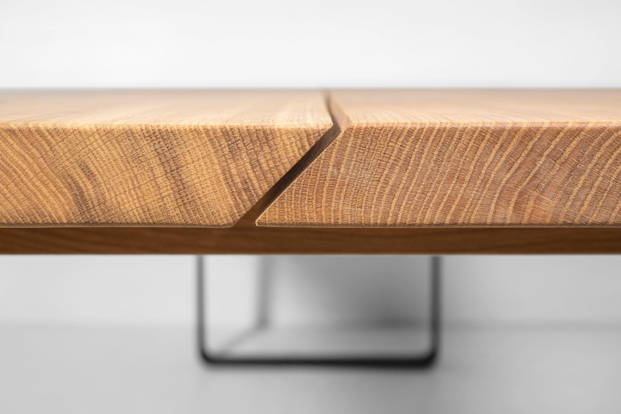 Oaken Dining Table – Handcrafted Solid Oak Hardwood close-up of natural oak grain and distinctive join detail, gallery position 1 file KH_6023.jpg