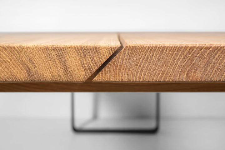 Oaken Dining Table – Handcrafted Solid Oak Hardwood close-up of natural oak grain and distinctive join detail, gallery position 1 file KH_6023.jpg