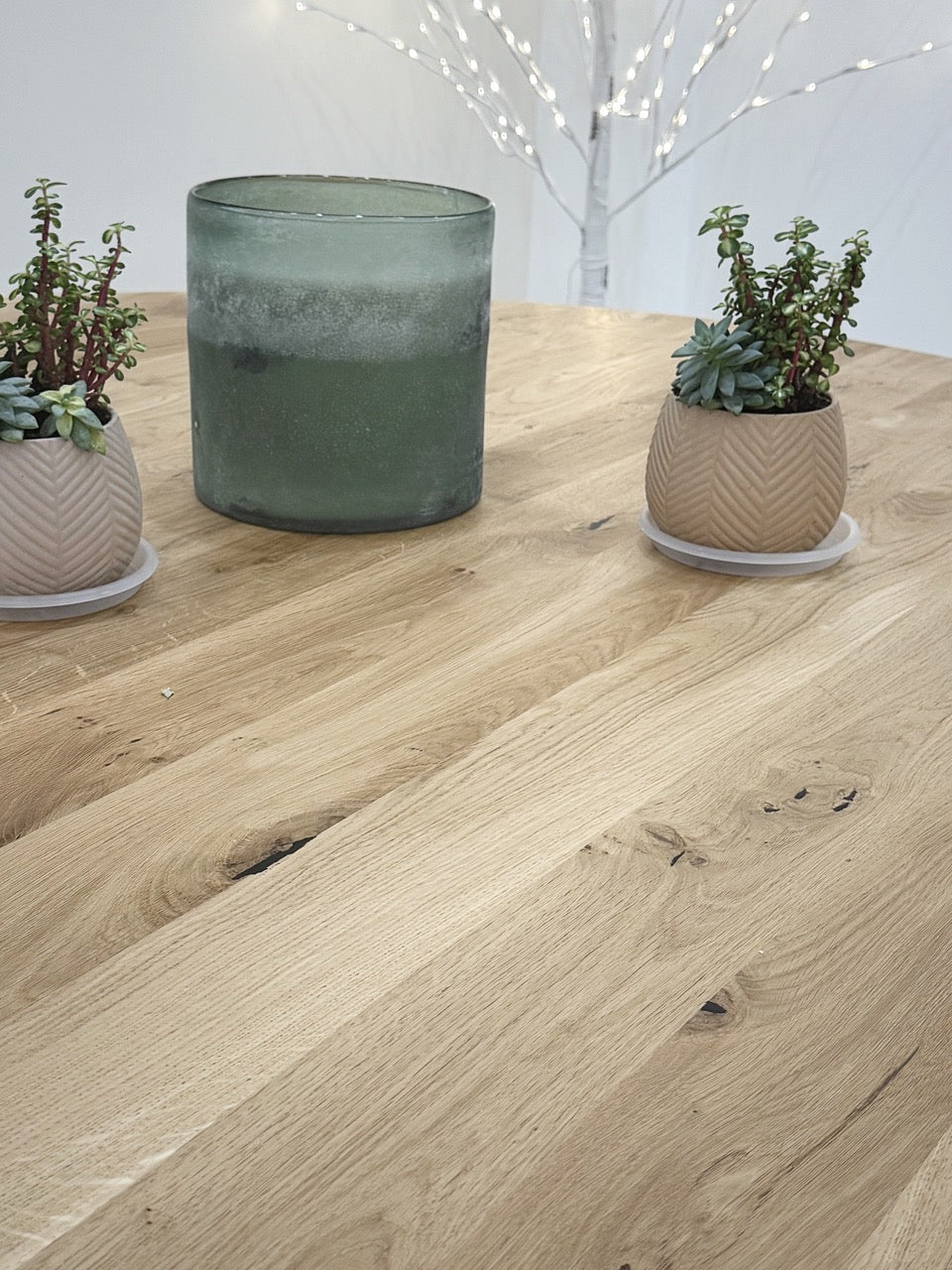 Rooma Round Dining Table – Handcrafted Solid Oak Hardwood close-up on natural oak grain with subtle knots and minimal decor, gallery position 1 Oak_dining_table_Rome_wood.jpg