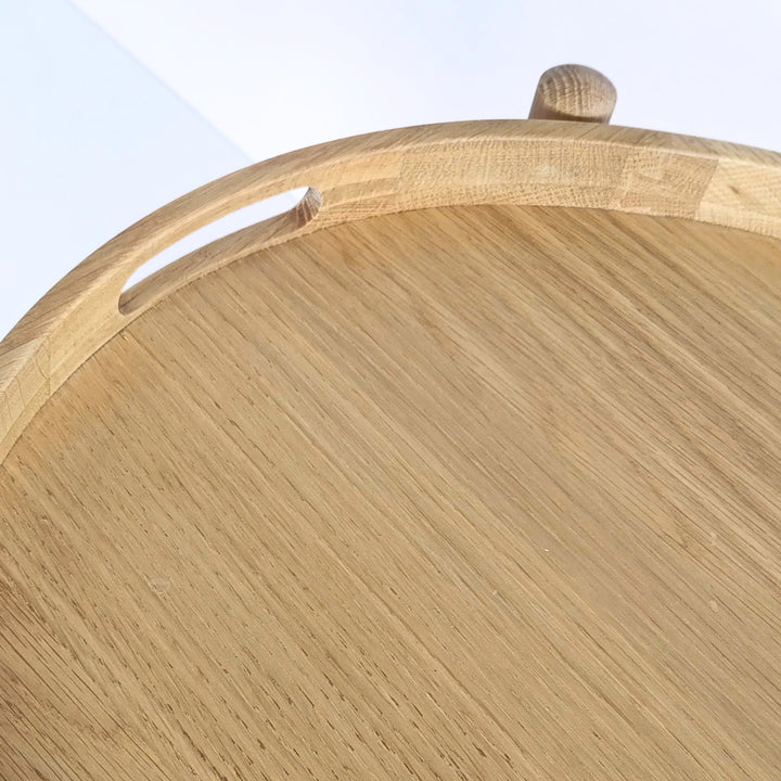 Wooden Serving Table Hugo - Oak close-up on rounded tray edge with integrated handle in natural solid oak, matte lacquer finish, Scandinavian design.