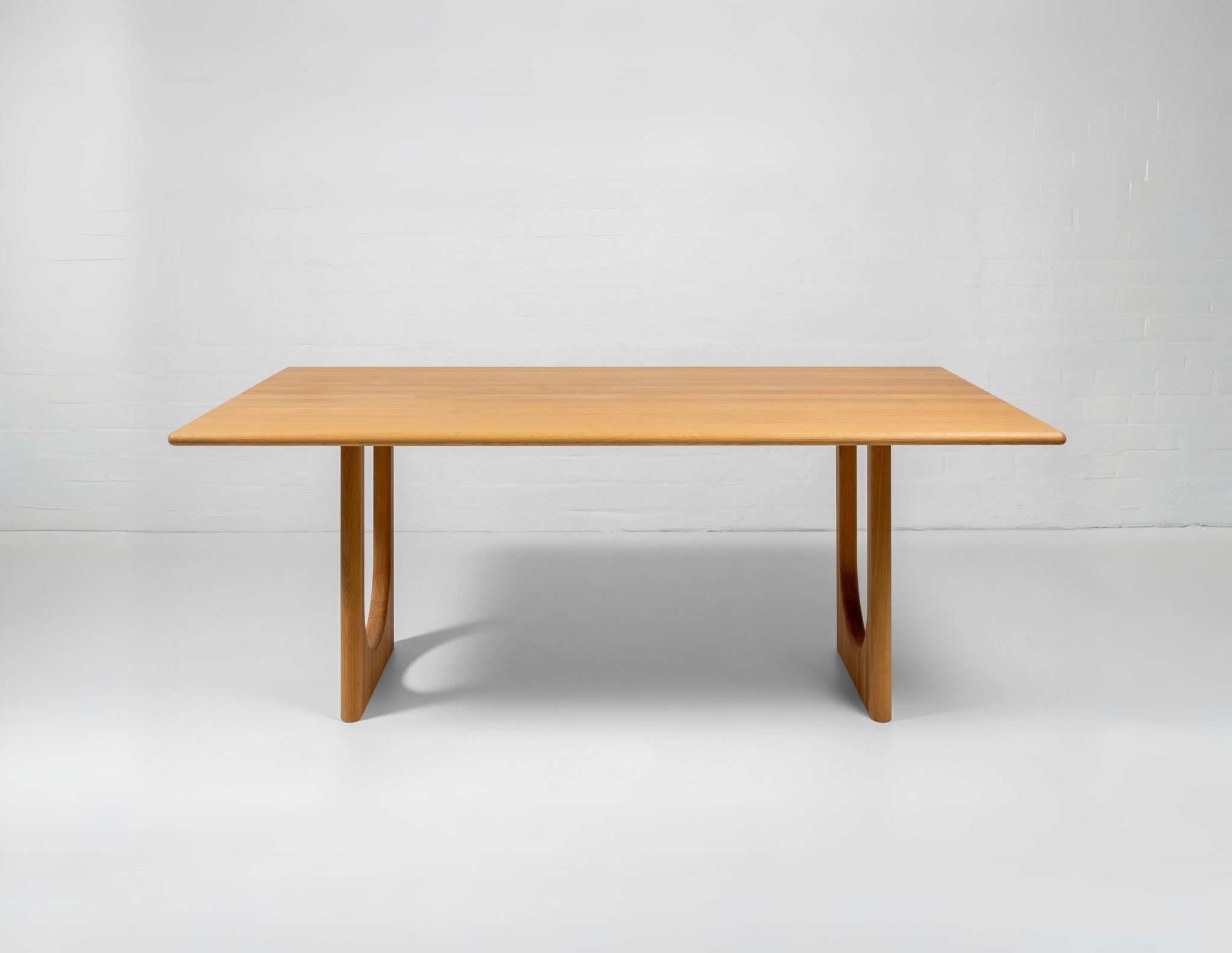 THEO Extendable Dining Table – Handcrafted Solid Oak Hardwood with sculptural legs and smooth rectangular natural oak surface, gallery position 1 KH_5969.jpg